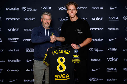 AIKs sportchef Thomas Berntsen och Onni Valakari poserar för ett porträtt i samband med att han presenterats som ett nyförvärv för AIK den 25 augusti 2024 i Stockholm. 