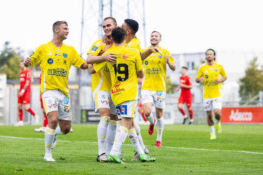 Falkenbergs Nils Bertilsson jublar med laget efter 1-0