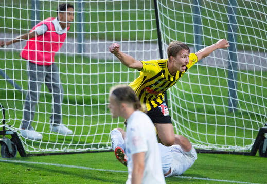 IFK Hässleholms Hugo Arvidsson har nickat in 2-1 och jublar i matchen i division 2 mellan IFK Hässleholm och Österlens FF 26 augusti 2024.