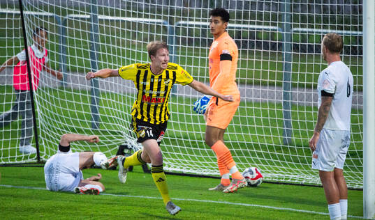 IFK Hässleholms Hugo Arvidsson har nickat in 2-1 och jublar i matchen i division 2 mellan IFK Hässleholm och Österlens FF 26 augusti 2024.