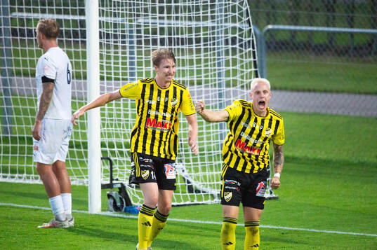 IFK Hässleholms Hugo Arvidsson har nickat in 2-1 och jublar tillsammans med Alexander Sjöström i matchen i division 2 mellan IFK Hässleholm och Österlens FF 26 augusti 2024.