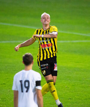 IFK Hässleholms Alexander Sjöström har gjort 3-1 och jublar i matchen i division 2 mellan IFK Hässleholm och Österlens FF 26 augusti 2024.