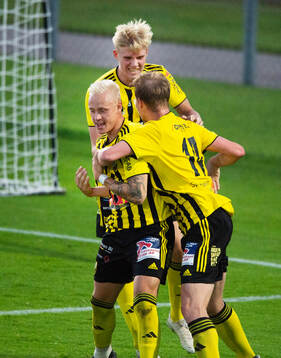 IFK Hässleholms Hugo Arvidsson har nickat in 2-1 och jublar tillsammans med Alexander Sjöström och Linus Roslund i matchen i division 2 mellan IFK Hässleholm och Österlens FF 26 augusti 2024.