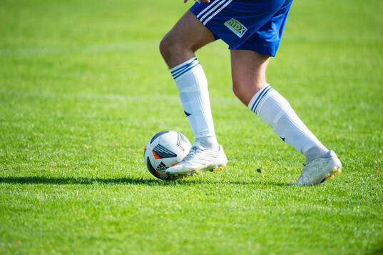 Bollbehandling i matchen för juniorer, U19, mellan IFK Hässleholm och Ystads IF 25 augusti 2024.