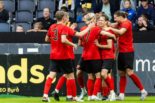 Brommapojkarnas Alex Timossi Andersson jublar