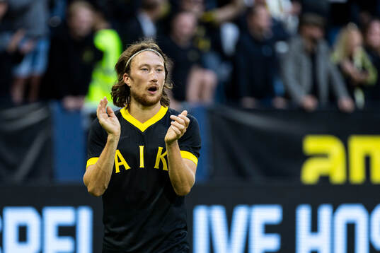 AIKs Axel Björnström tackar publiken