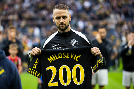 AIKs Alexander Milosevic får en jubileumsmatchtröja för att fira 200 matcher i AIK