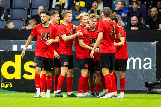 Brommapojkarnas Alex Timossi Andersson jublar