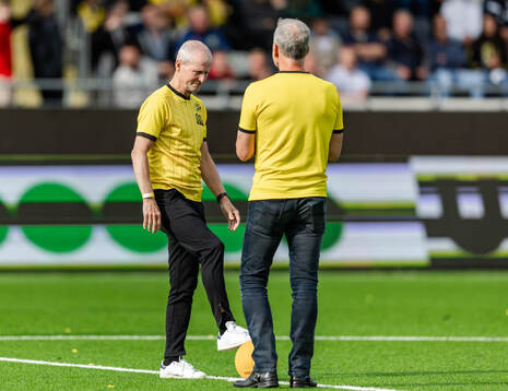 Peter Friberg och Sonny Carlsson med jubileumsbollen