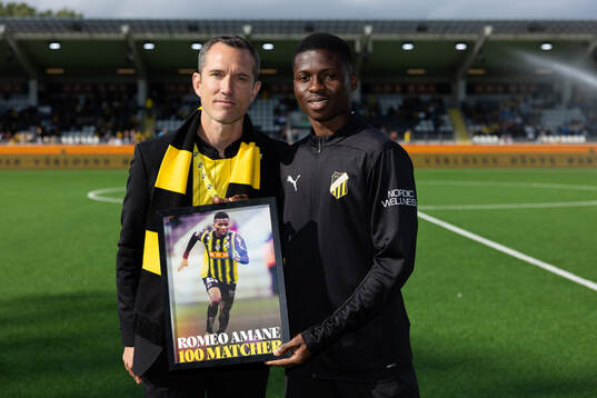 Häckens sportchef Martin Ericsson uppvaktar Akoua Romeo