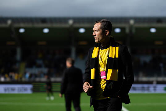 Häckens sportchef Martin Ericsson innan fotbollsmatchen i