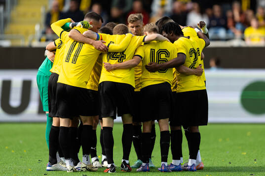 Häckens spelare samlade innan fotbollsmatchen i