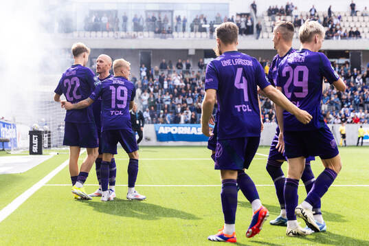 Djurgårdens Patric Åslund jublar med lagkamrater efter 0-1