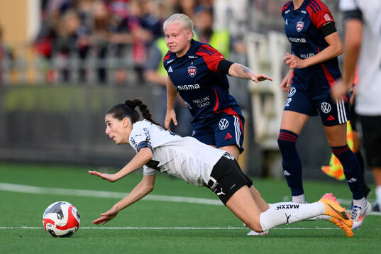 Häckens Clarissa Larisey och FC Rosengårds Anni