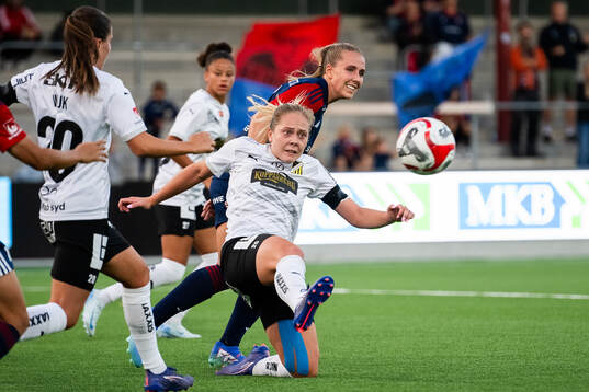 Häckens Alice Bergström rensar i straffområdet