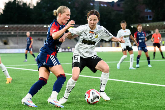 FC Rosengårds Emilia Larsson och Hikaru Kitagawa