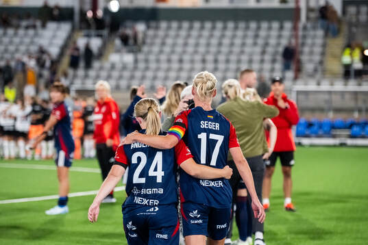 FC Rosengårds Hanna Andersson och Caroline Seger jublar