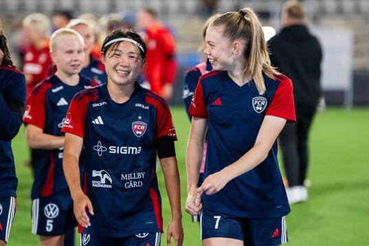FC Rosengårds Mai Kadowaki och Bea Sprung jublar