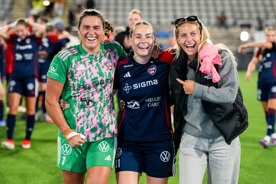 FC Rosengårds målvakt Eartha Cumings och Emma Jansson jublar efter slutsignalen