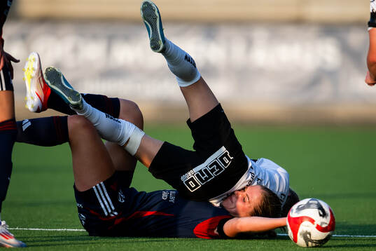 FC Rosengårds Rebecca Knaak och Häckens Filippa Curmark