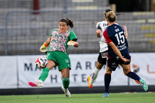 FC Rosengårds målvakt Eartha Cumings rensar framför