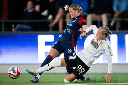 Häckens Filippa Curmark resar framför FC Rosengårds Ria Noora Minerva Öling