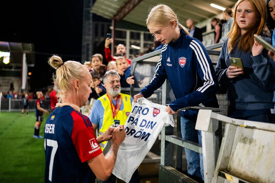FC Rosengårds Caroline Seger skrivet autografer