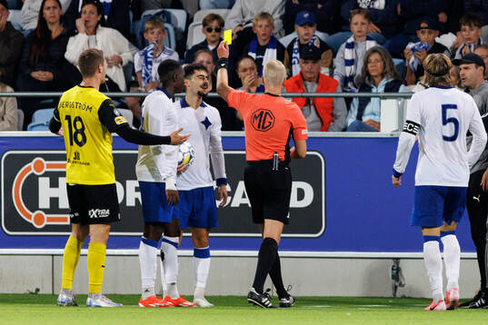 IFK Norrköpings Ismet Lushaku får gult kort
