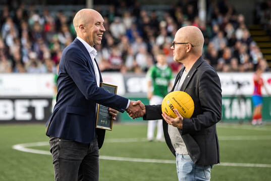 Simon Åström, Ordförande i Svensk elitfotboll, lämnar över jubileumsbollen till Brages ordförande Magnus Olsson
