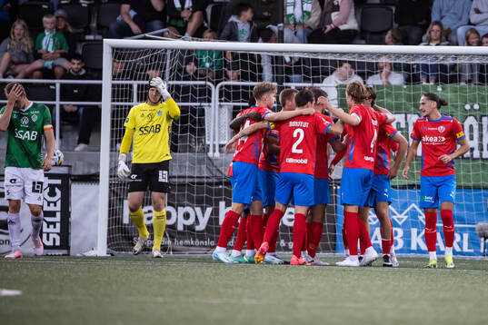 Helsingborgs Taylor Silverholt och Brages Oskar Ågren och målvakt Viktor Frodig