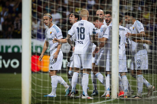 Gustav Wikheim of Djurgården celebrates 0-1 with teammates