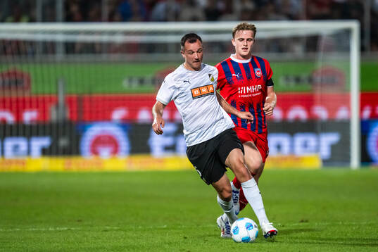Even Hovland of Häcken and Mikkel Kaufmann of Heidenheim