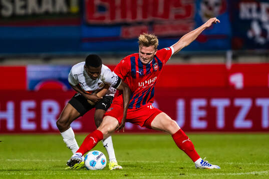 Akoua Romeo Amane of Häcken och Mikkel Kaufmann of Heidenheim