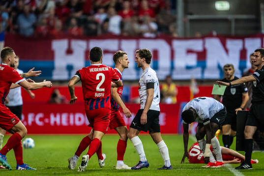 Leo Scienza of Heidenheim and Adam Lundkvist of Häcken