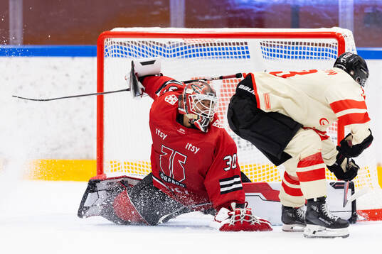 Örebros målvakt Herman Liv räddar ett friläge från
