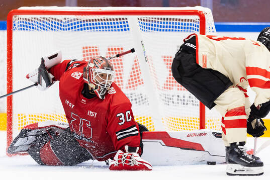 Örebros målvakt Herman Liv räddar ett friläge från