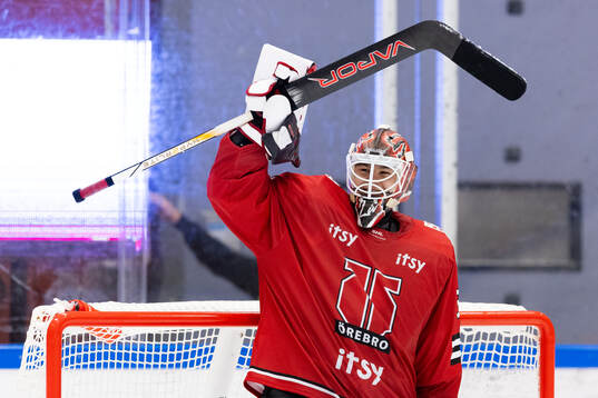 Örebros målvakt Herman Liv jublar