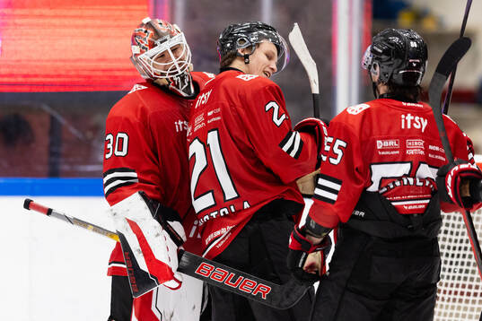 Örebros målvakt Herman Liv jublar med lagkamrater