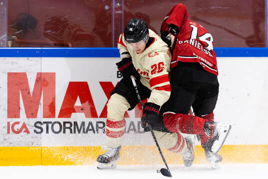 Malmö Redhawks Teemu Kivihalme och Örebros Liam Danielsson