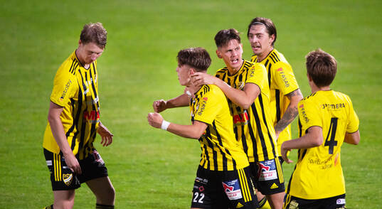 IFK Hässleholms Jussi Tikkanen har kvitterat till 1-1 och grattas