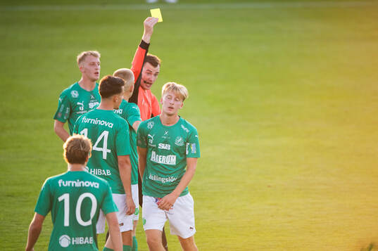Varning till Wilmer Persson Åstedt i matchen i division 2 mellan Hässleholms IF och IFK Hässleholm 30 augusti 2024.