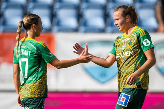 IFK Norrköpings Sara Kanutte Fornes och Alexandra Hellekant jublar efter slutsignalen