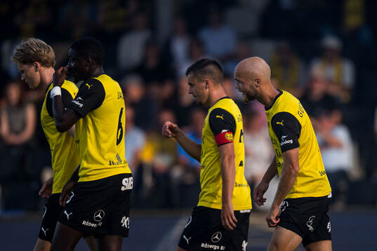 Mjällbys Jacob Kiilerich Rask, Seedy Imam Jagne, Jesper Gustavsson och Viktor Gustafson jublar efter 2-0