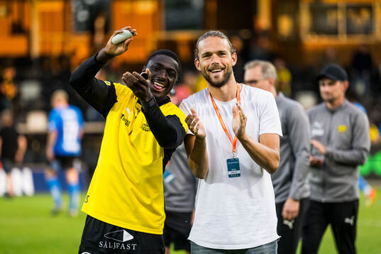 Mjällbys Seedy Imam Jagne och Tom Pettersson jublar