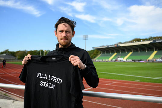 Varbergs Robin Tranberg med en tröja för att hedra en