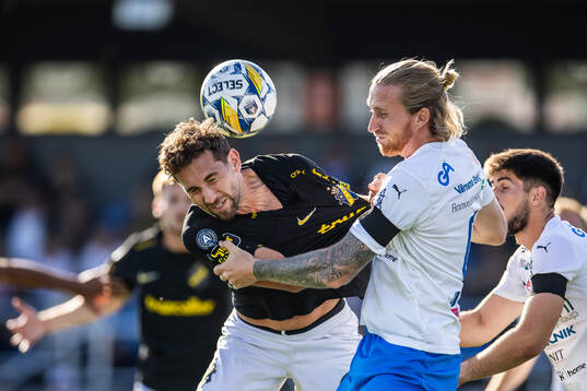 AIKs Benjamin Tiedemann Hansen och Värnamos Hampus Näsström