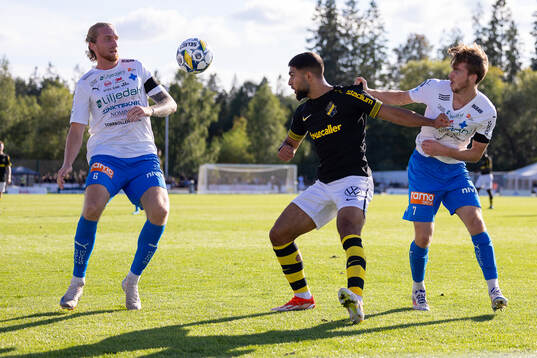 AIKs Omar Faraj mellan Värnamos Hampus Näsström och Carl