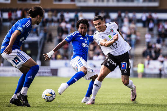 Örebros Ahmed Yasin i kamp med GIF Sundsvalls Abdul Halik Hudu och Monir Jelassi