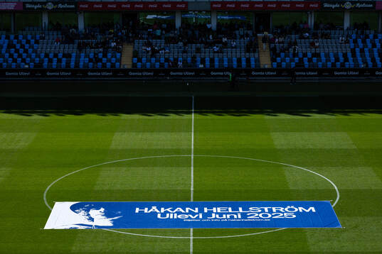 En reklam vepa i mittcirkeln för Håkan Hellström innan fotbollsmatchen i Allsvenskan mellan GAIS och Kalmar den 31 augusti 2024 i Göteborg. 