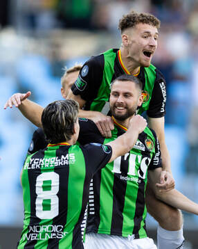 GAIS Axel Norén jublar med lagkamrater efter 1-0